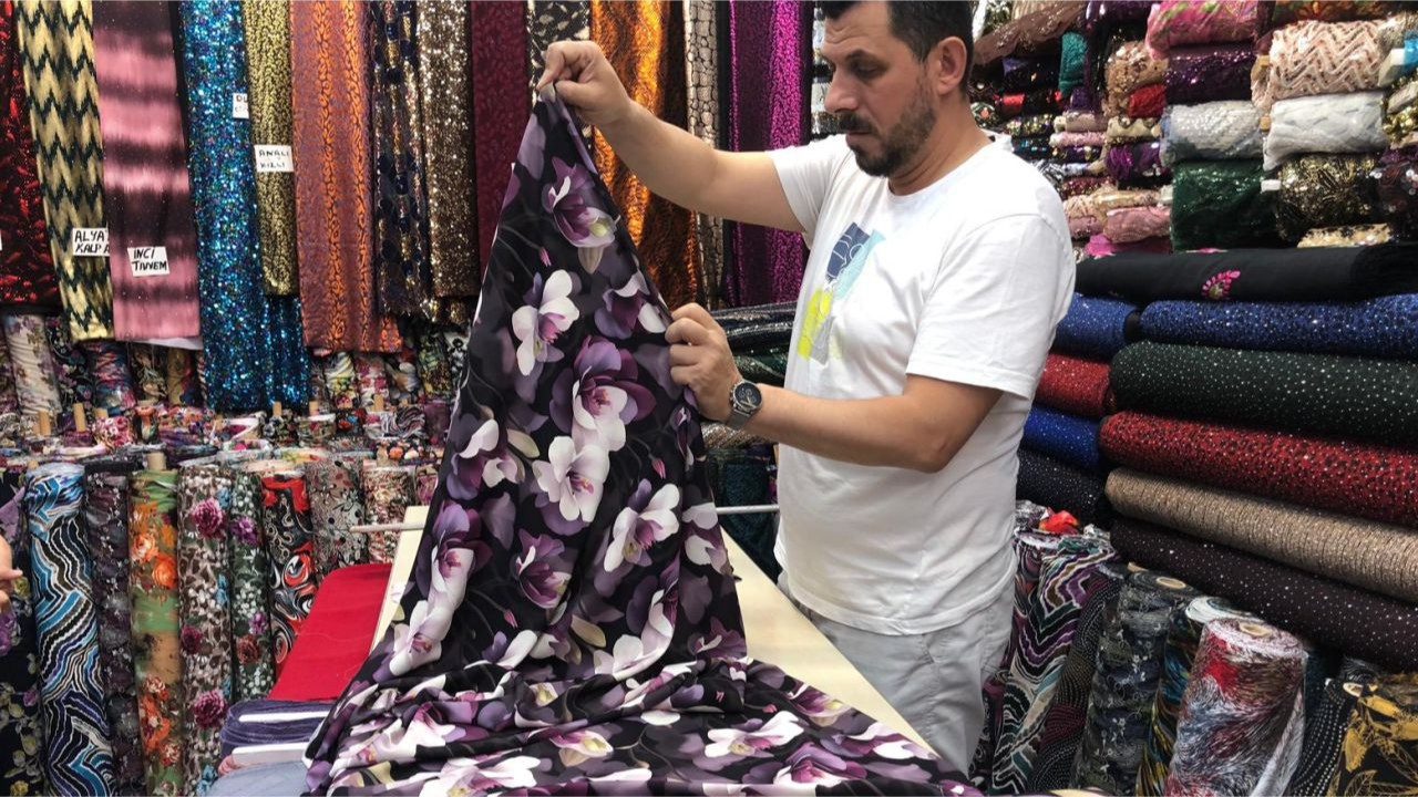 Kumaş Rafları Dolu, Müşteri Akını Bitmiyor!