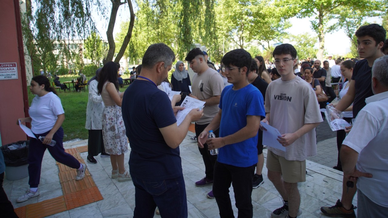 Sınavda Ter, Bahçede Dua! Balıkesir’de YKS Sabahı Böyle Başladı