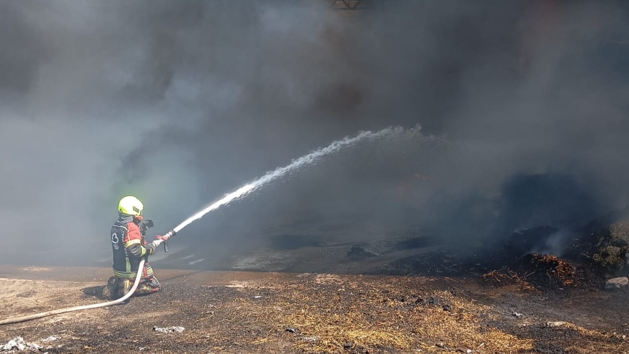 Burhaniye’de Çıkan Saman Yangını 15 Saatte Söndürüldü