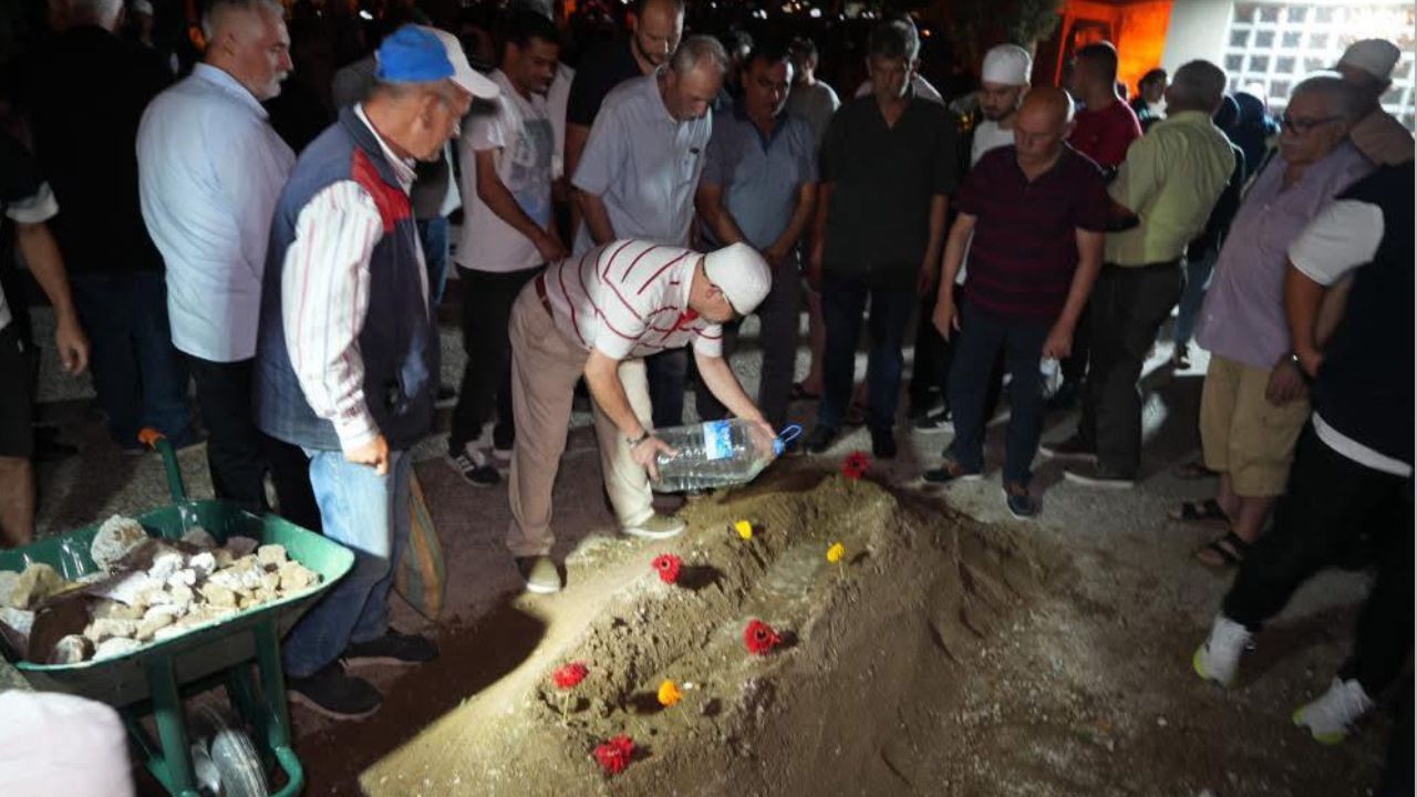 Cumhurbaşkanlığı Devreye Girdi, Türbe Bahçesine Defnedildi