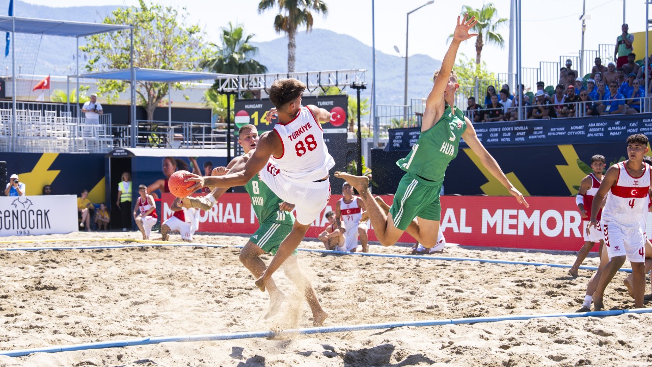 Plaj hentbolunda 17 Yaş Altı EHF Avrupa Şampiyonası Antalya'da başladı