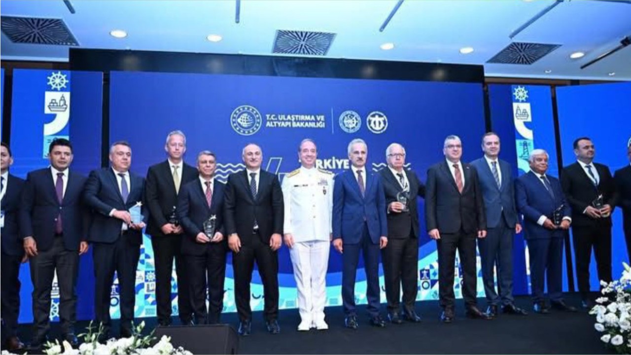 Türkiye Denizcilik zirvesinde Bakanlıktan Onur Ödülü