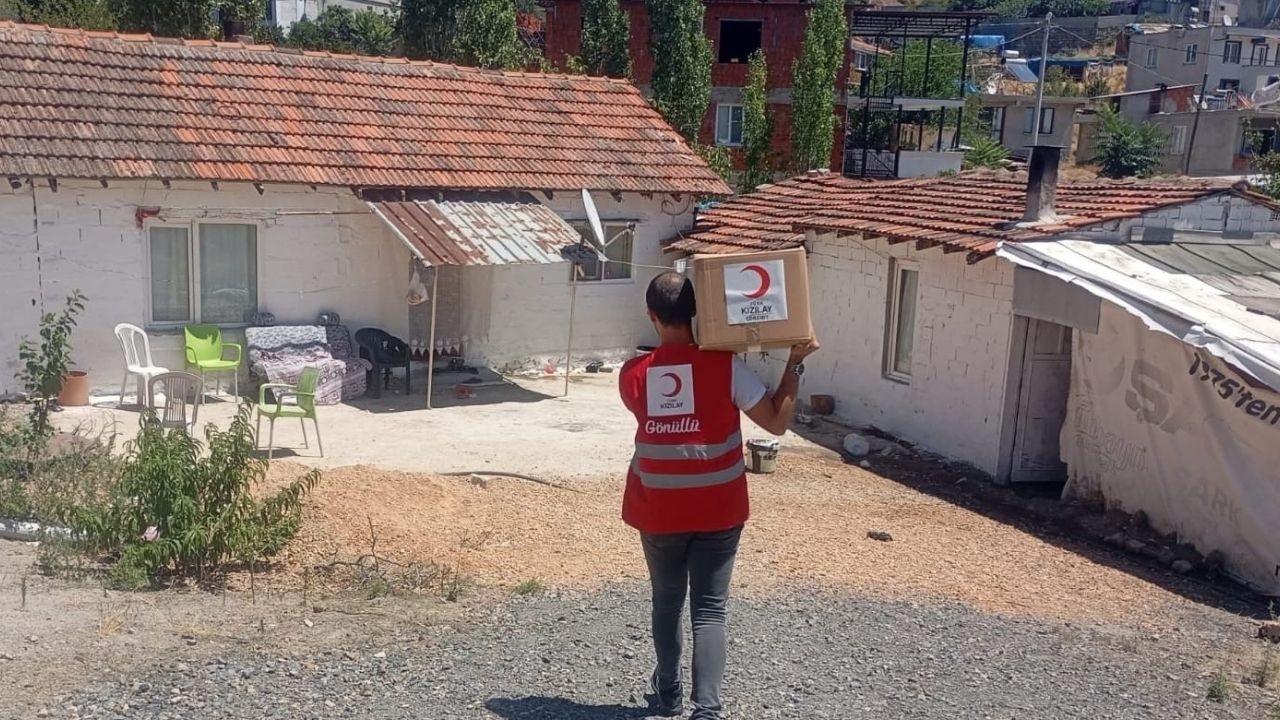 Edremit Kızılay, Kavurucu Sıcakta da, Dondurucu Soğukta da Umut Dağıtıyor