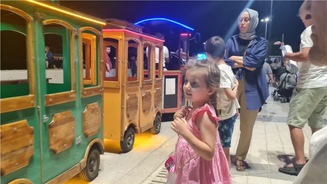 Altınoluk’ta Lunapark Olmasa da Çocuklar Eğlenceye Doyuyor