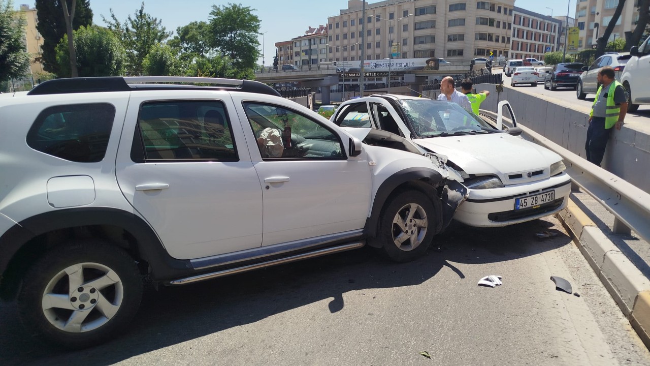 Balıkesir’de Otel Basri Önünde Çift Taraflı Kaza 1 Yaralı