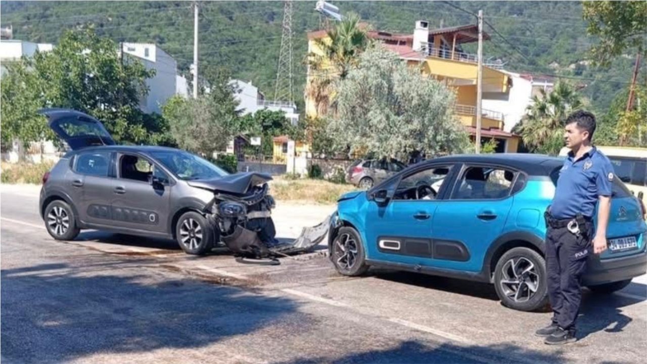 Balıkesir’de 2 Araç Kafa Kafaya Çarpıştı: 5 Yaralı