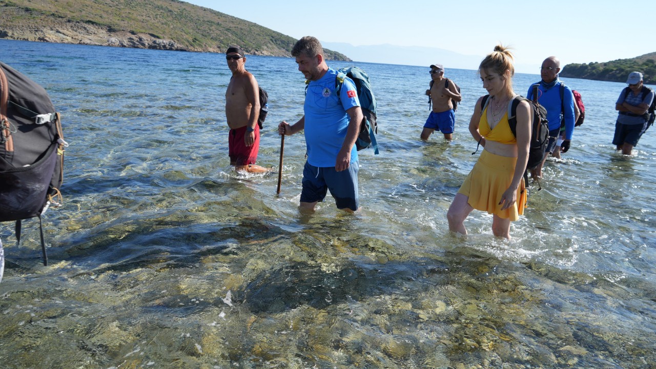 Ayvalık’ta Deniz İçinden Yürüyerek Adadan Adaya Geçtiler