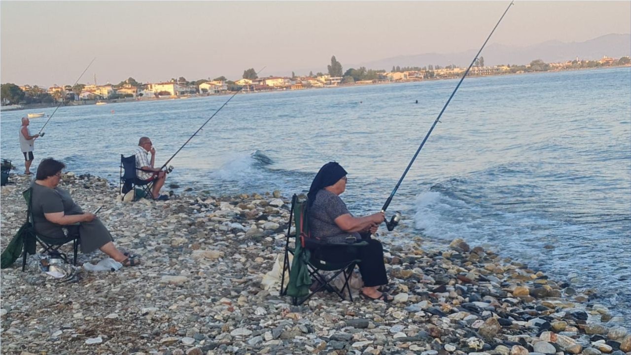 Altınoluk Sahilinde Emeklilerin Balık Keyfi