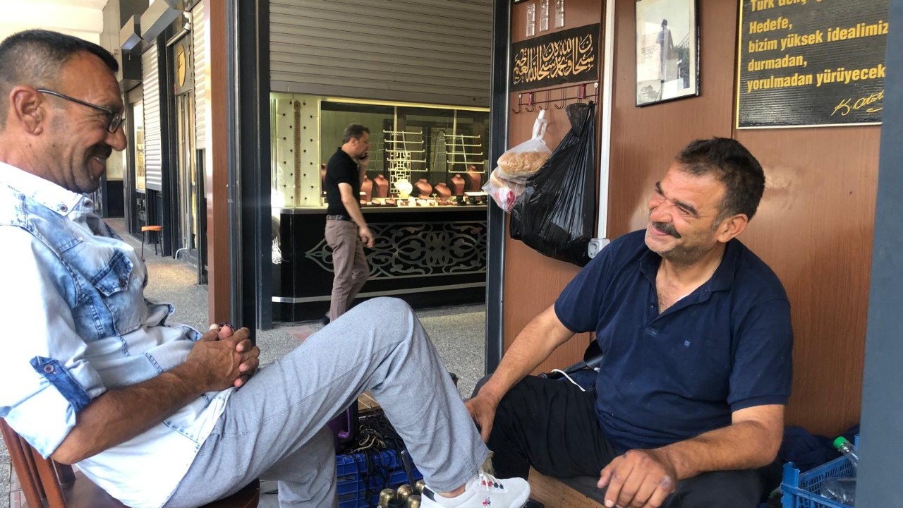 Balıkesir’de 3. Kuşak Ayakkabı Tamircisi: “Sokakta Unutulan Bir Mesleği Yaşatıyoruz”