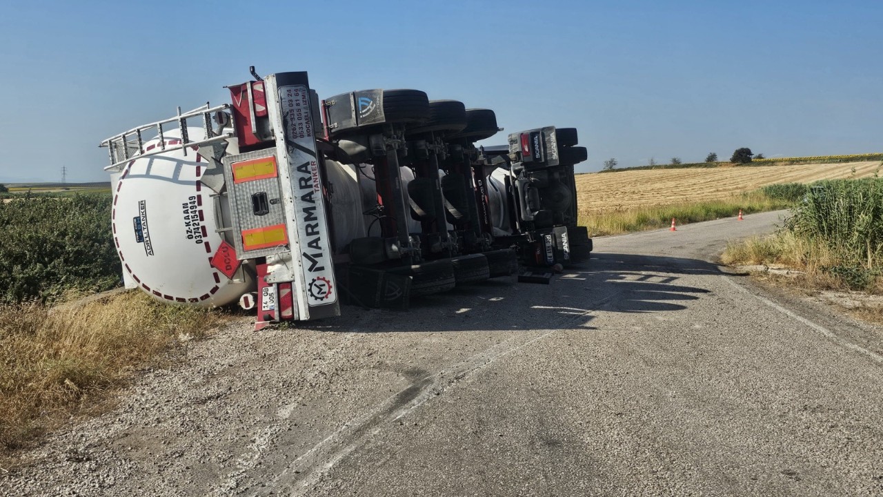 Bandırma'da kimyasal yüklü tır yan yattı Sürücü kazayı yara almadan atlattı