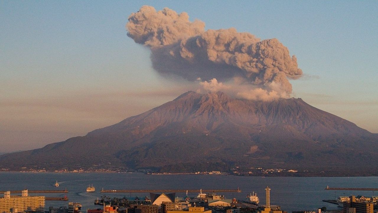 Sakurajima Yanardağı'nda hareketlilik sürüyor: Kül yağışı Kagoshima'ya ulaştı