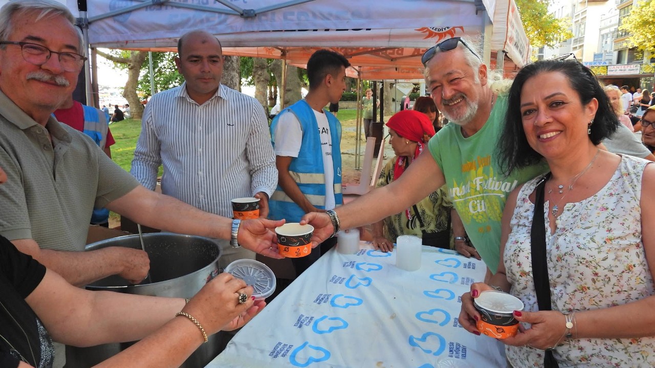 Erdek’te Deyişler ve Türküler Eşliğinde Aşure Etkinliği Düzenlendi