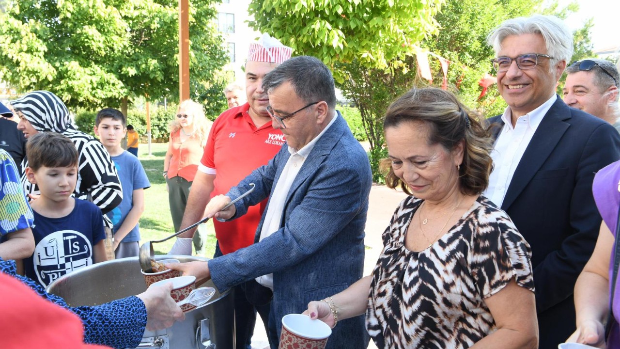 Şehirli Ailesinden Komşularına Aşure Hayrı