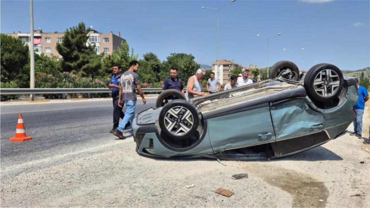 İki Araç Kafa Kafaya Çarpıştı: Ağır Yaralı Var!