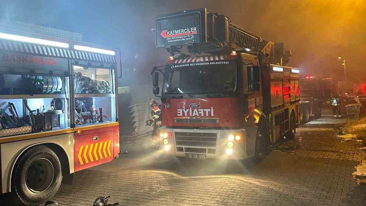 Ayvalık’ta zeytinyağı paketleme bölümündeki yangın söndürüldü