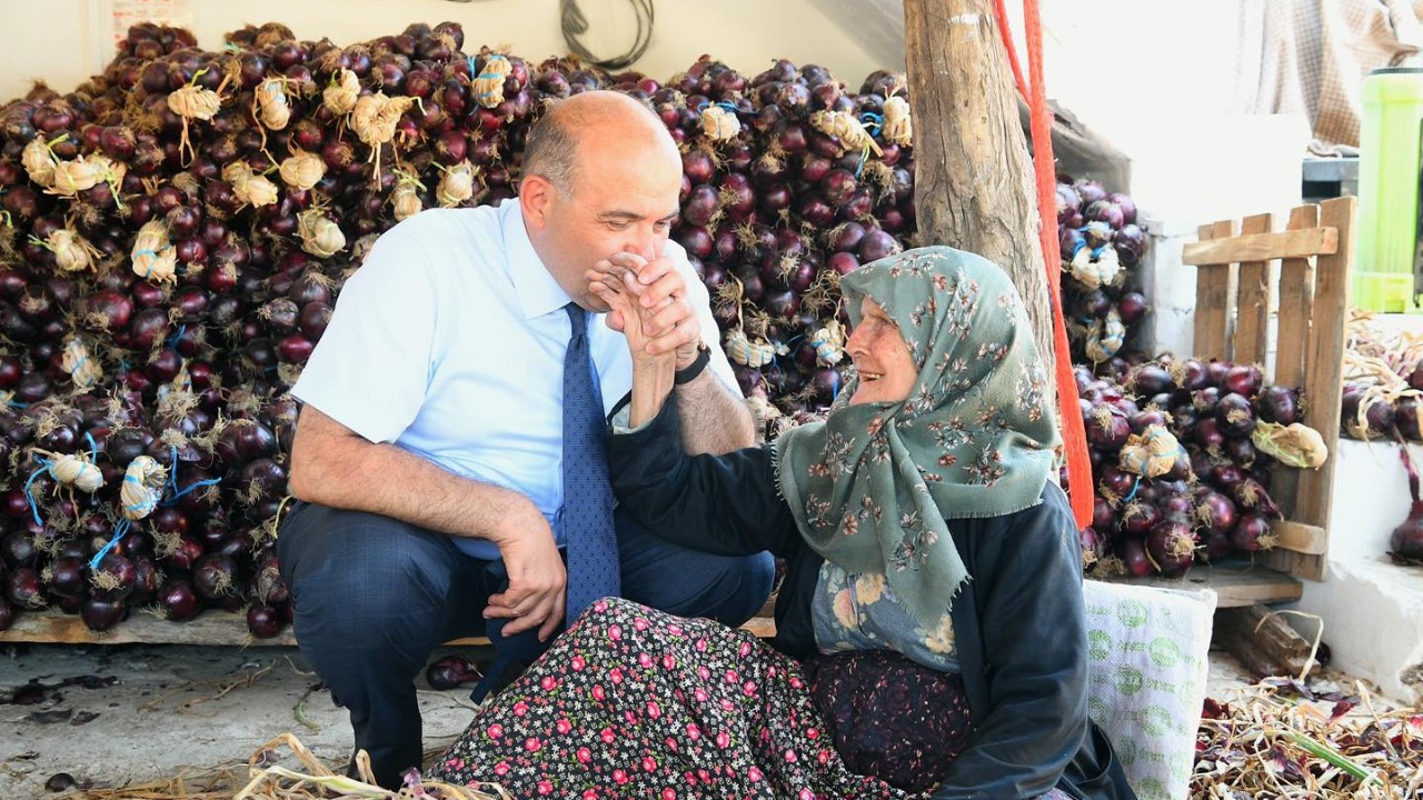 Vali Ustaoğlu, Mor Soğan Hasadında Üreticilerle Buluştu