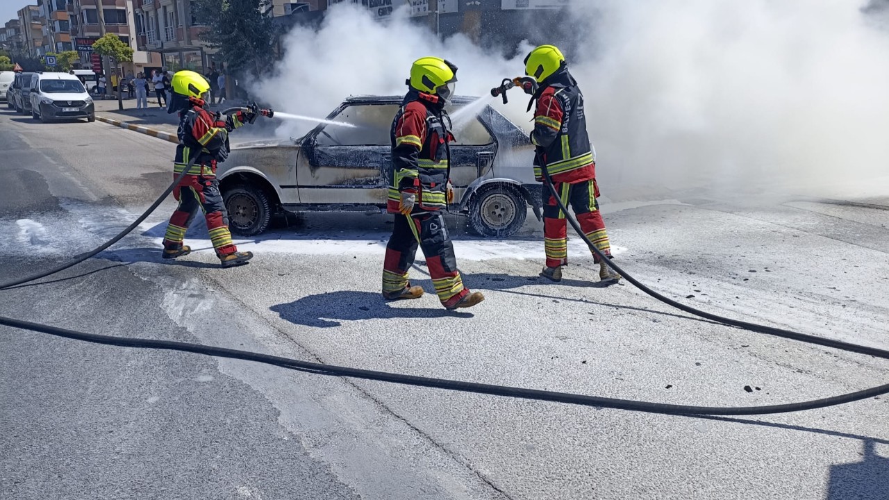 Karesi’de Seyir Halindeki Otomobil Alev Alev Yandı
