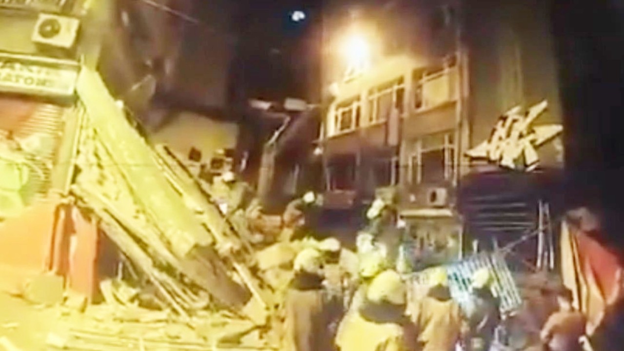 Beyoğlu'nda iki katlı bina patlamanın ardından çöktü