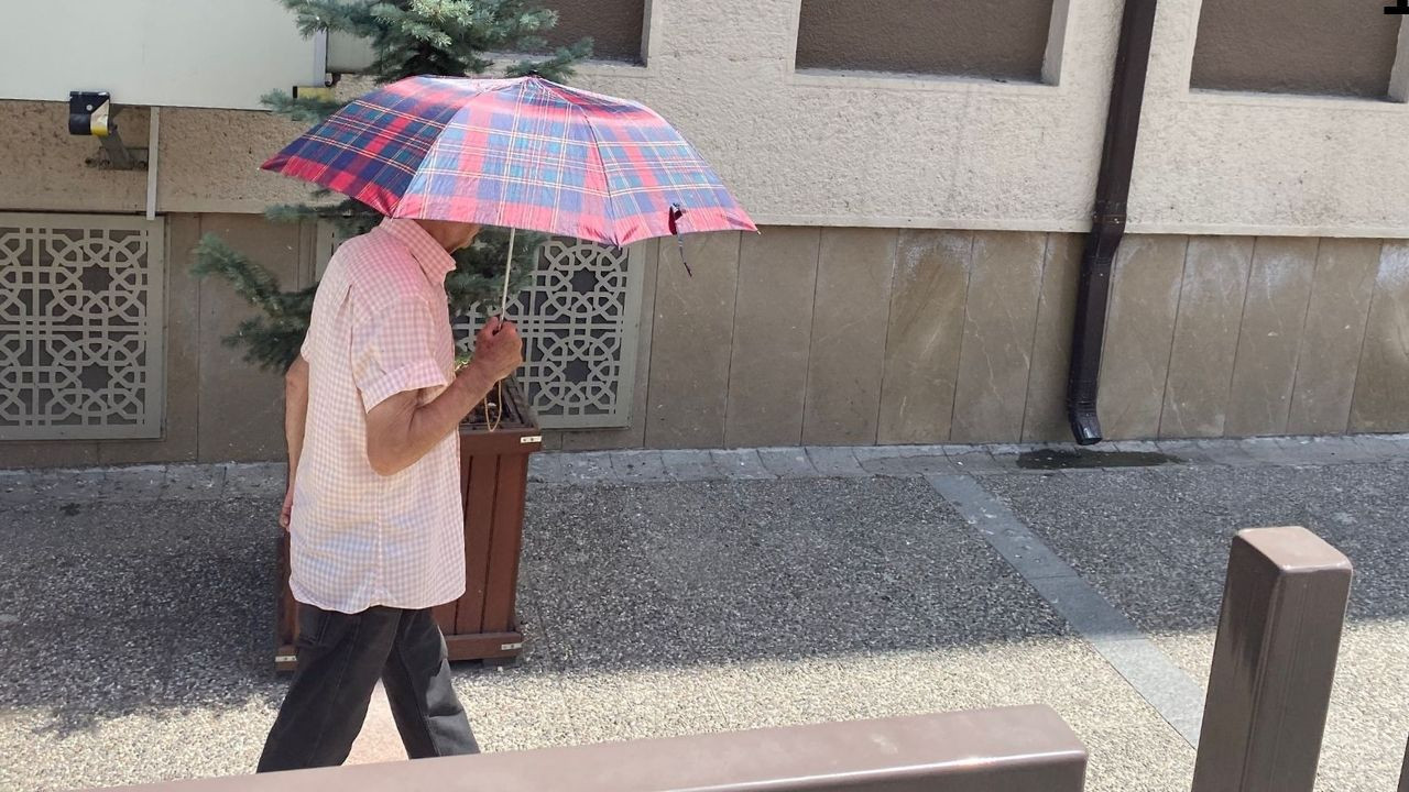Balıkesir'de Gölge Kar Etmedi, Balıkesirliler Şemsiyeye Sarıldı