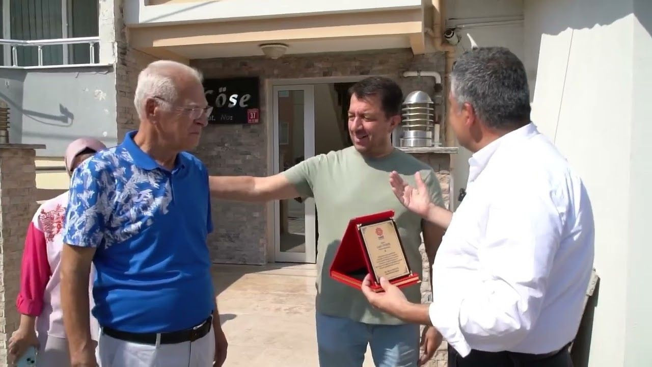 Balıkesir'de Her Gün Evinin Önünü Özenle Süpüren Vatandaşa Belediyeden Plaket