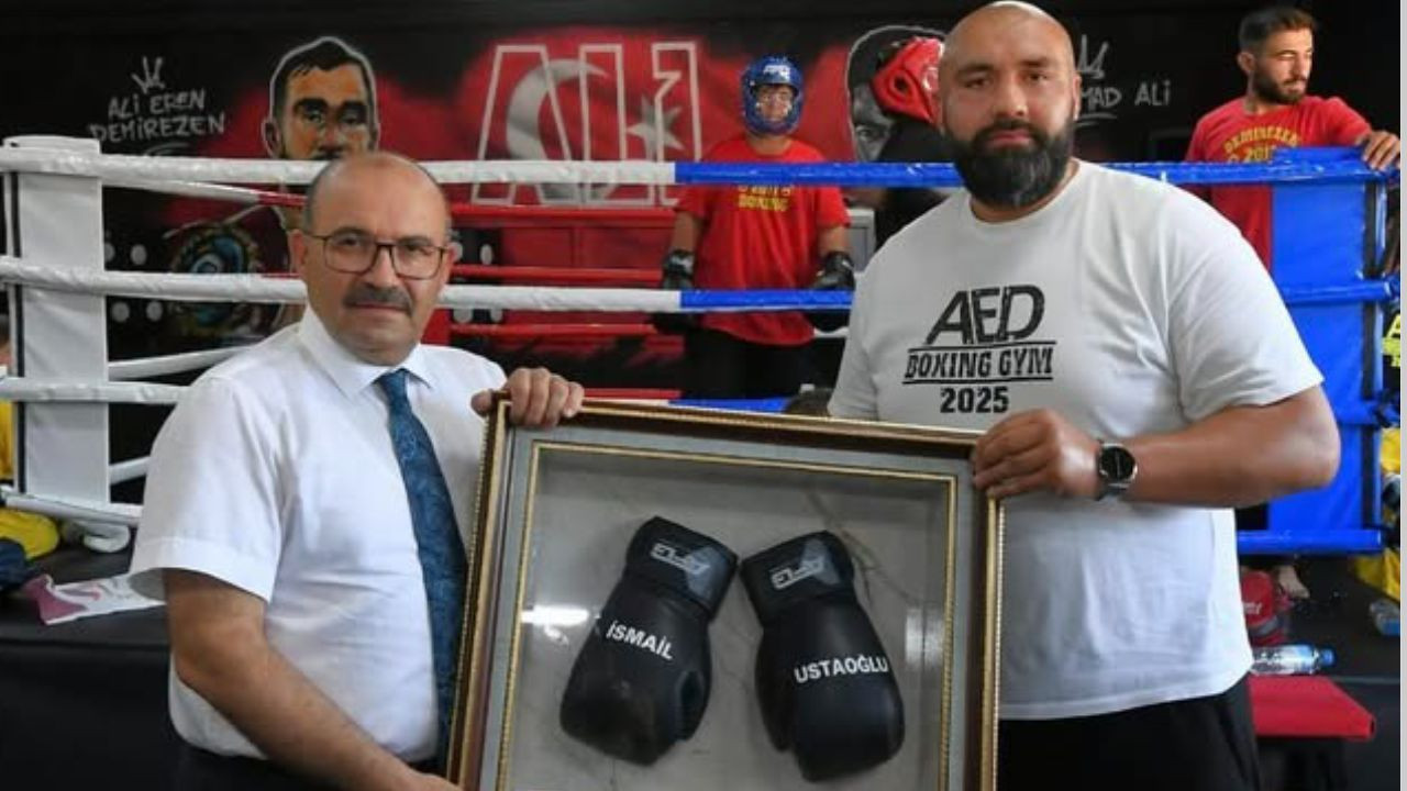 “Buz Adam” Ringde, Vali Tribünde!