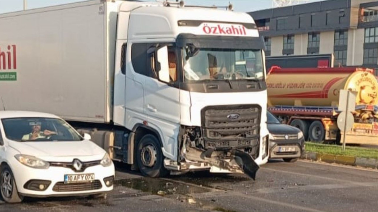 Edremit’te Tır Otomobile Çarptı, 1 Kişi Yaralandı