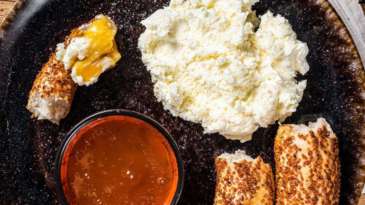 Balıkesir Kahvaltılarında Süper İkili: Bal Kaymak