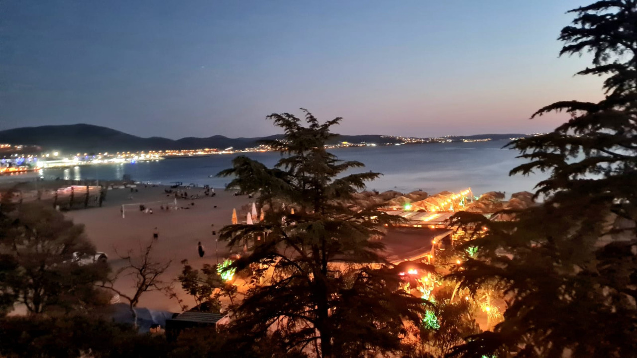 Ören'de Gündüz Deniz, Gece Masal: Burhaniye'nin Parlayan Turizm Yıldızı