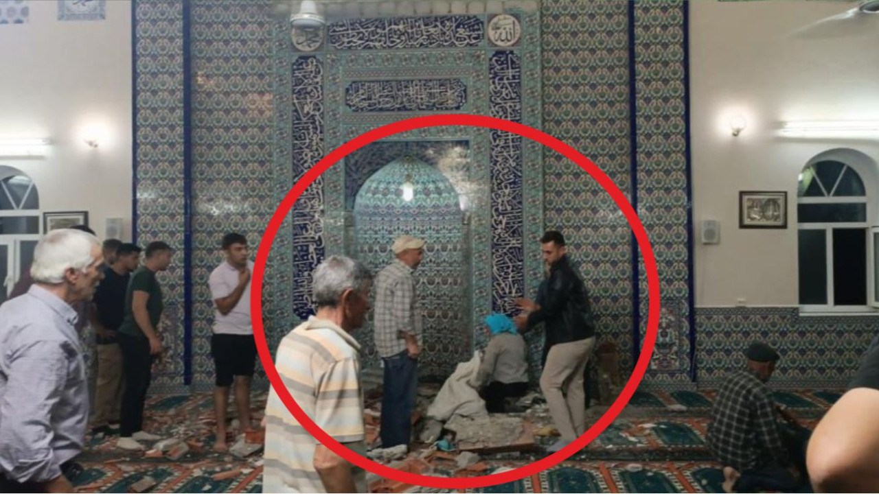 Hasarlı Camiye Girdi, Üzerine Malzeme Düşen Vatandaş Öldü