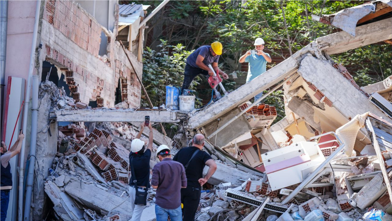 Balıkesir'deki Depremde Yıkılan Binadan Karot Örneği Alındı