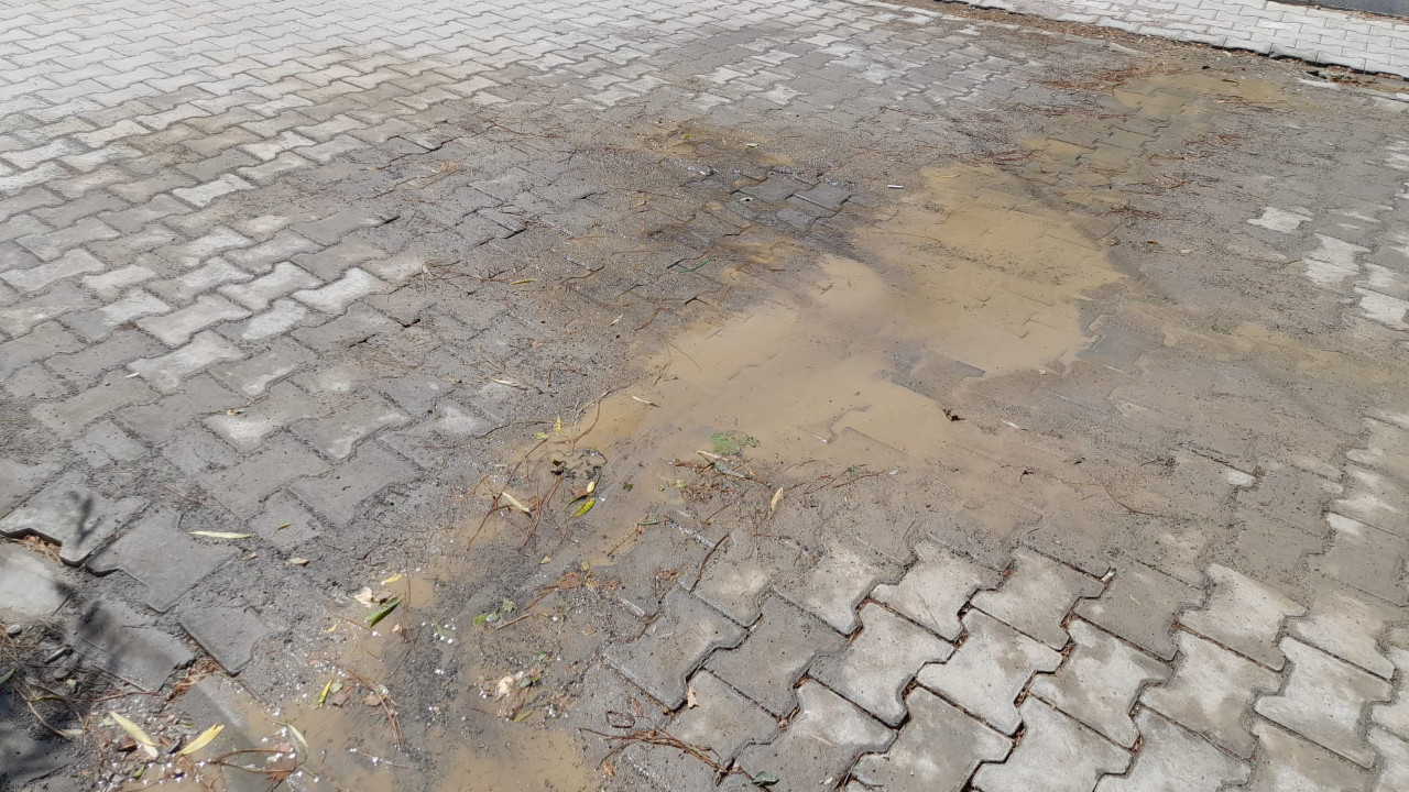 Burhaniye’de Su Borusu Patladı! Tonlarca Su Boşa Akıyor