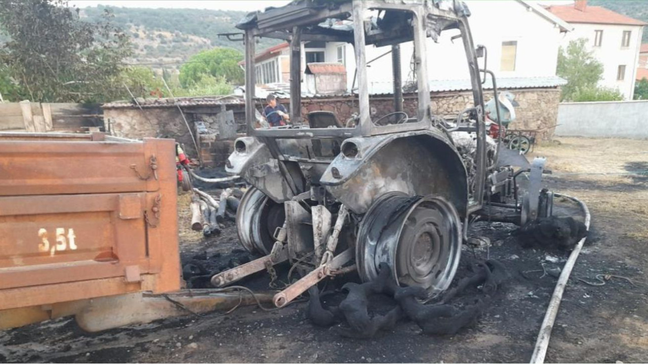 İvrindi’de İlginç Olay: Park Halindeki Traktör Alevlere Teslim Oldu