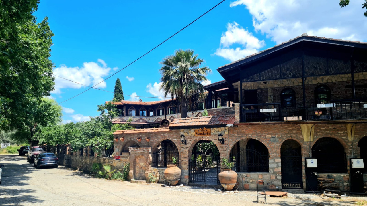 Altınoluk Manastır Çayında, Şehrin Gürültüsü Hep Uzağınızda