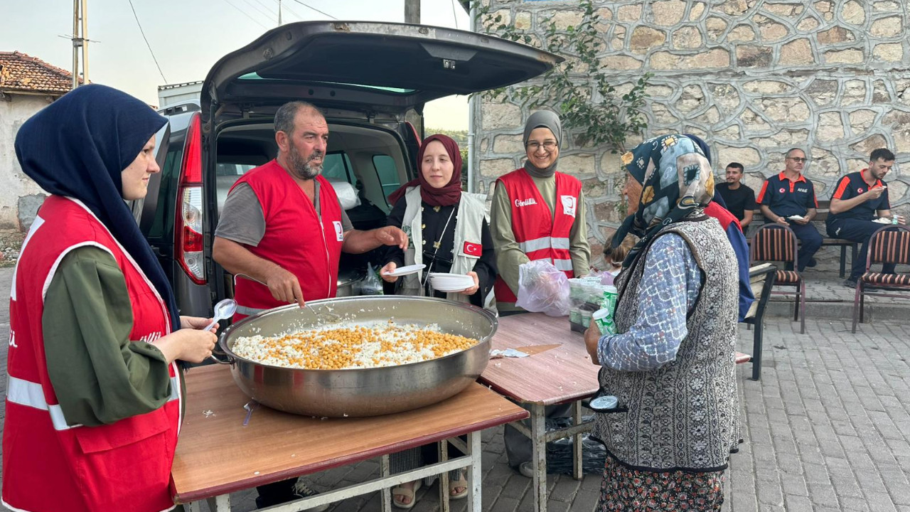 Türk Kızılay Sındırgı'da depremzedelere üç öğün yemek dağıtıyor