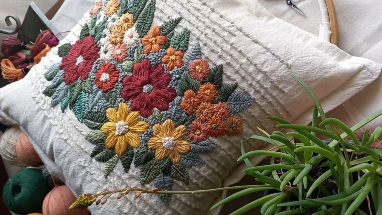 Balıkesir'in Evlerinde Bu Yaz İşlemeli Kırlent Moda