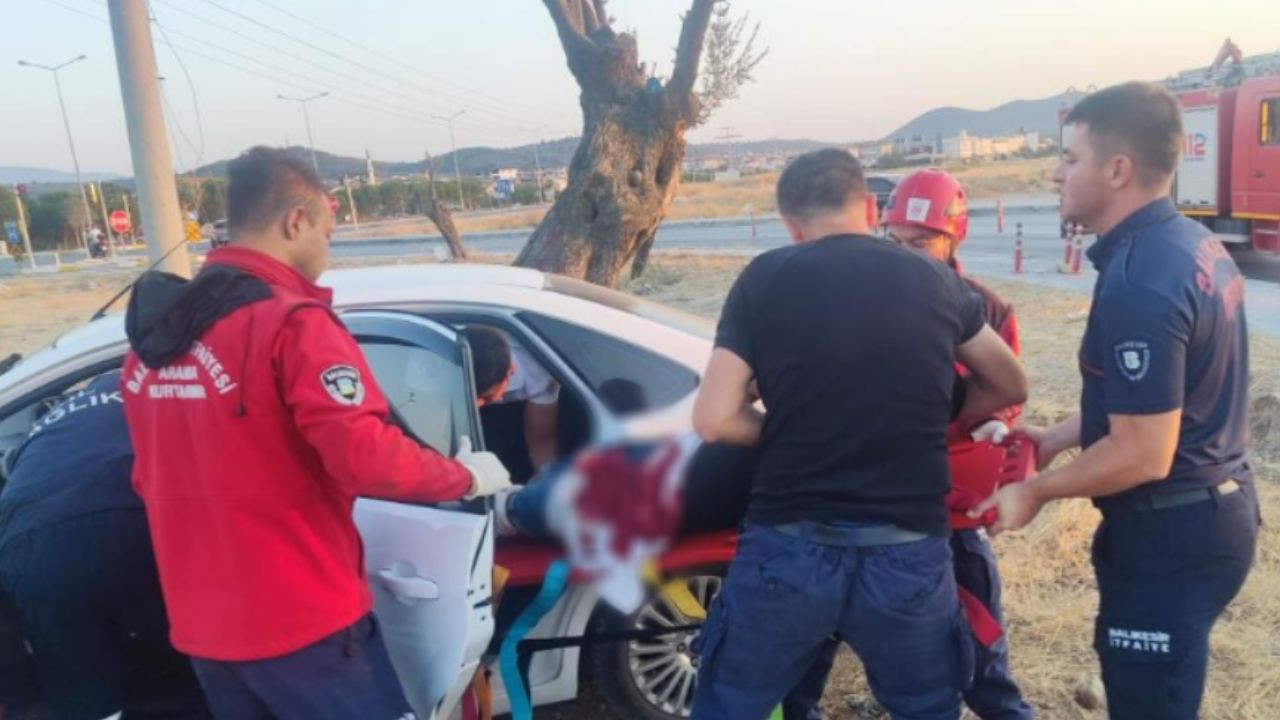 Burhaniye’de Korkutan Kaza: Sürücü Araçta Sıkıştı