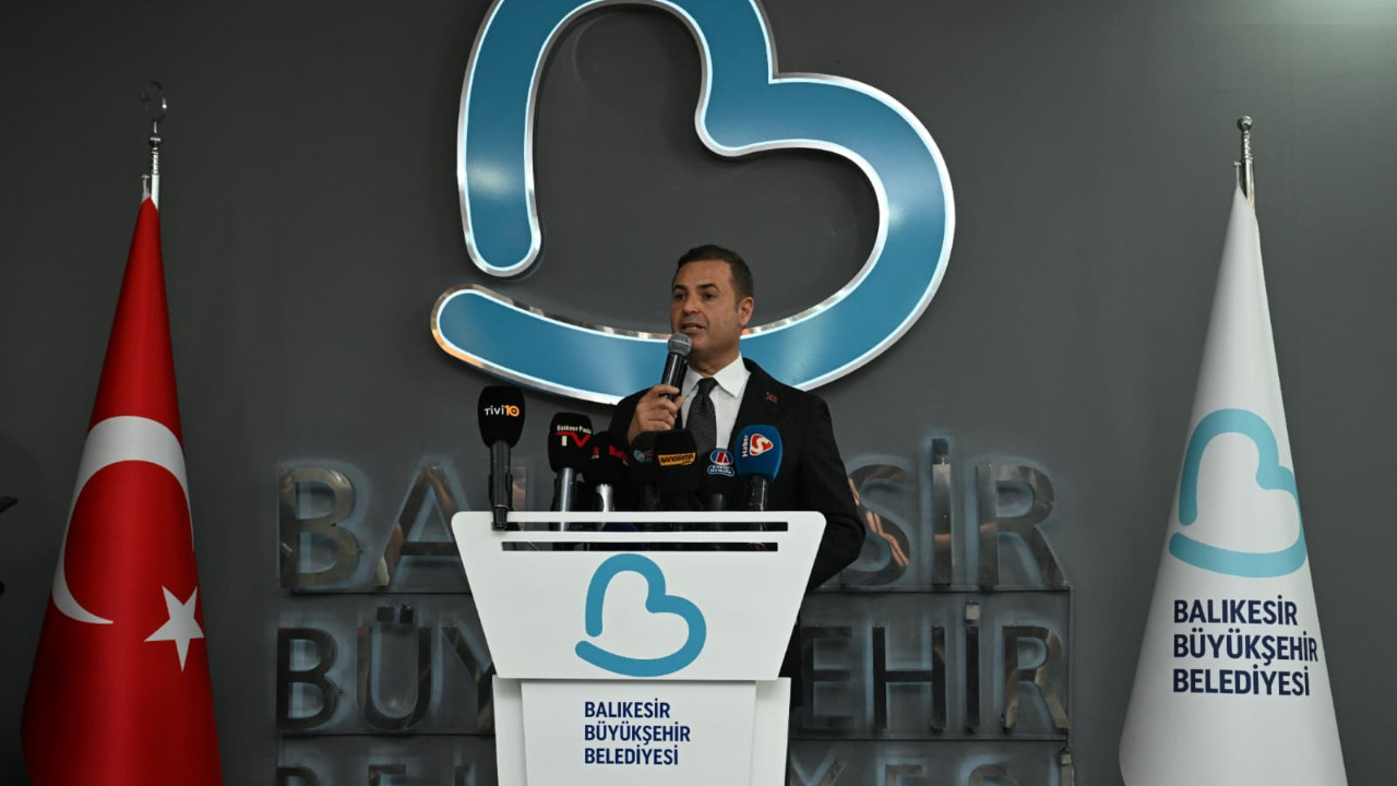 Başkan Akın, depremle mücadele çalışmalarını gazetecilere aktardı