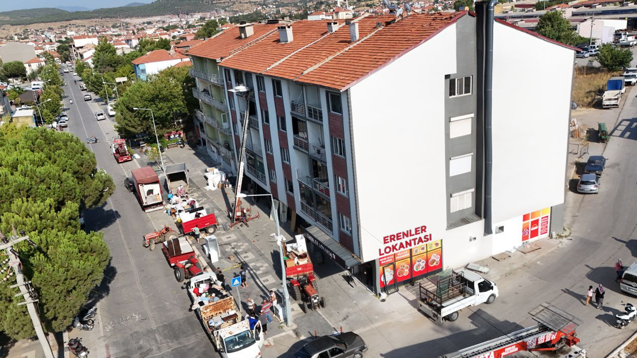 Sındırgı ilçesinde hasarlı binalardan taşınma sürüyor