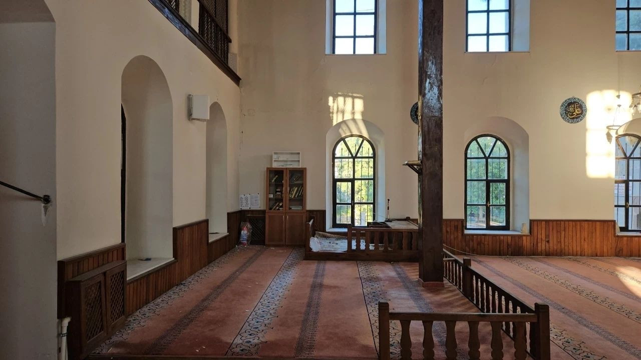 Balıkesir'de depremde bu tarihi cami hasar gördü