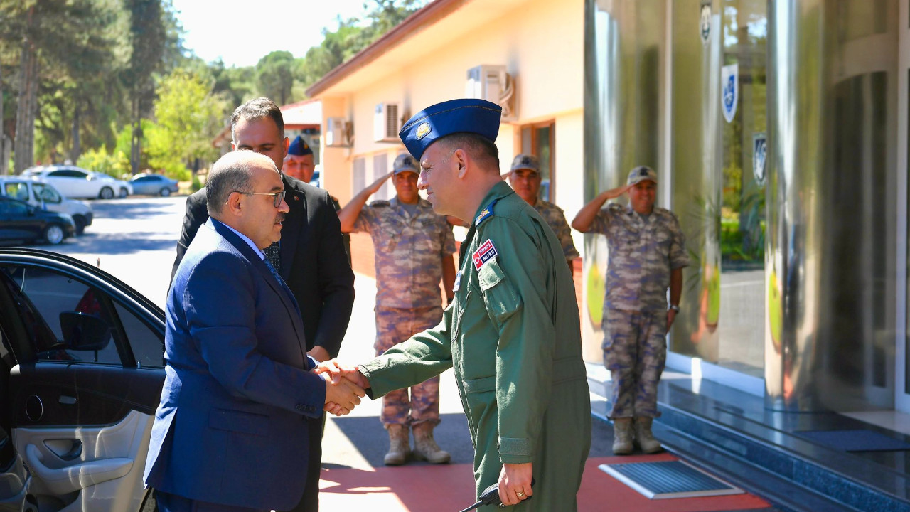 Vali Ustaoğlu Askeri Birlikte: Bakın Kimi Ziyaret Etti