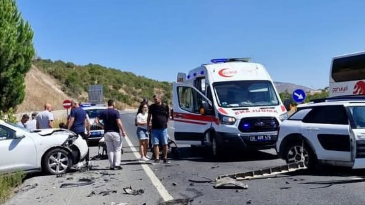 Naipli Kavşağı’nda Feci Kaza: İki Otomobil Çarpıştı, Yol Kapandı