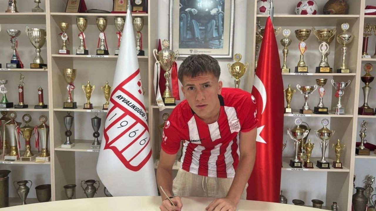 Ayvalıkgücü Belediyespor'a Genç Santrfor Abdülkadir Çelik Transfer Oldu