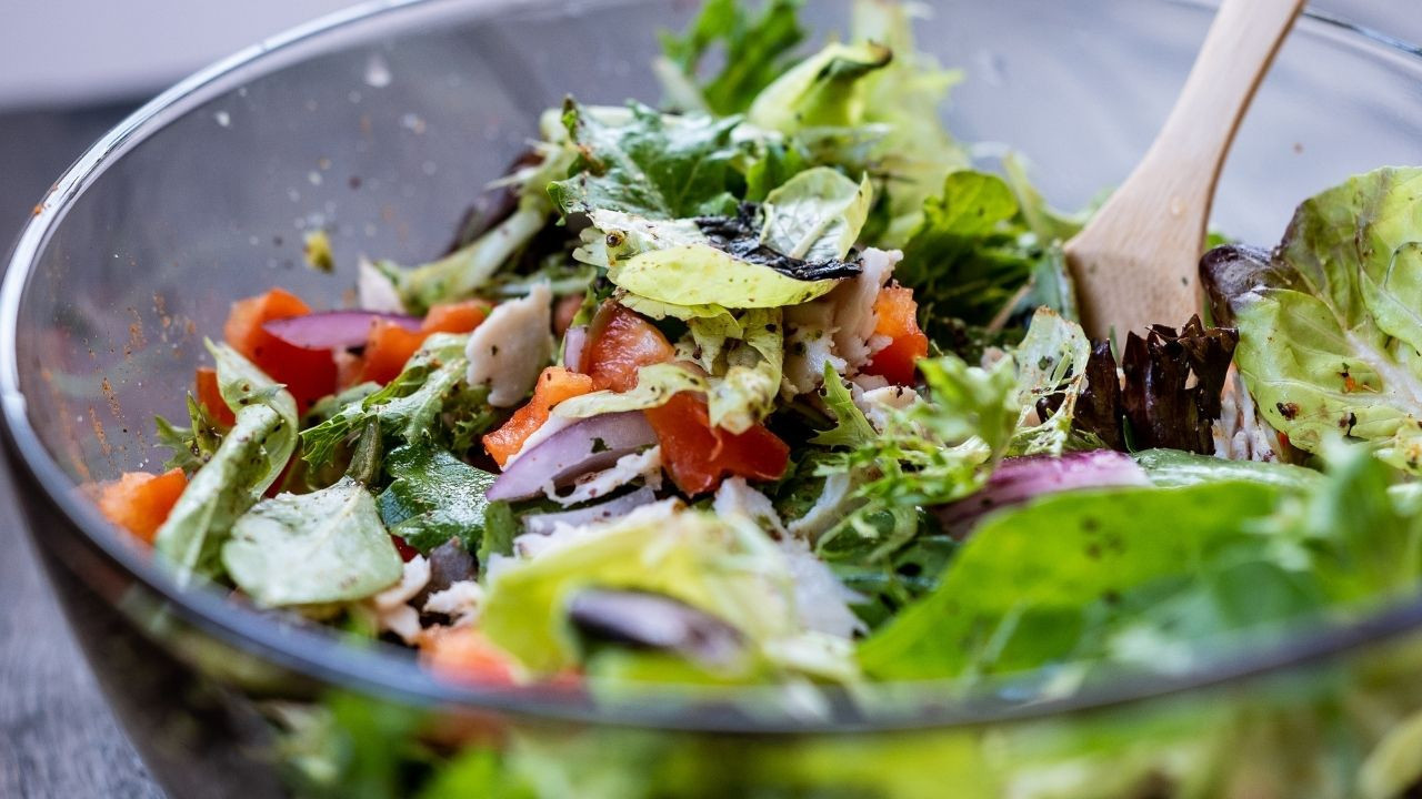 Mevsim Otlarıyla Balıkesir Usulü Salata