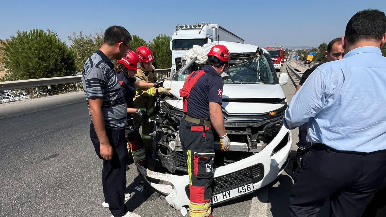 Balıkesir-İzmir Karayolu’nda Kaza! Kamyonete Çarpan Araçta Yaralı Var