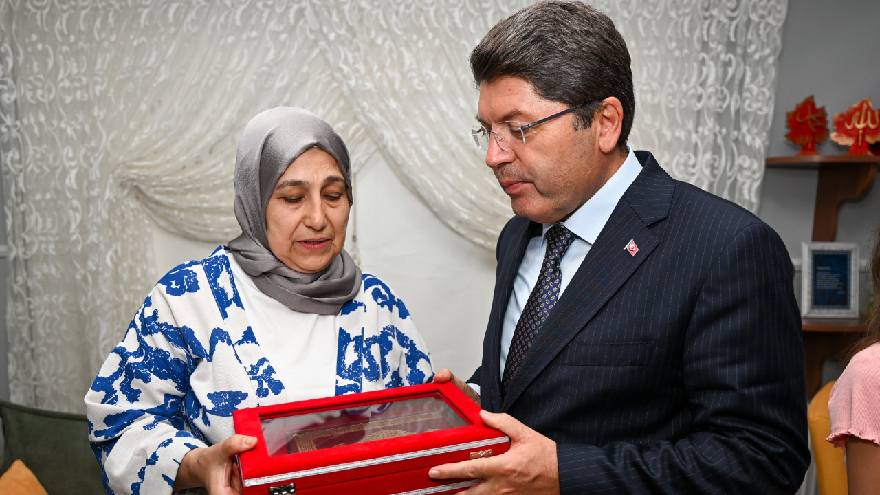 Adalet Bakanı Tunç Balıkesir’de Şehit Ailesini Ziyaret Etti