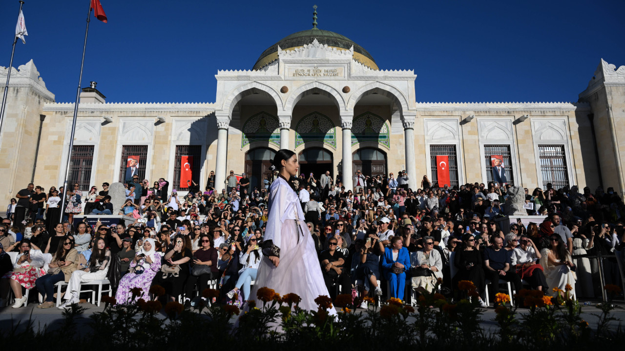 Kültür Yolu Festivali'nde Hanbok Defilesi