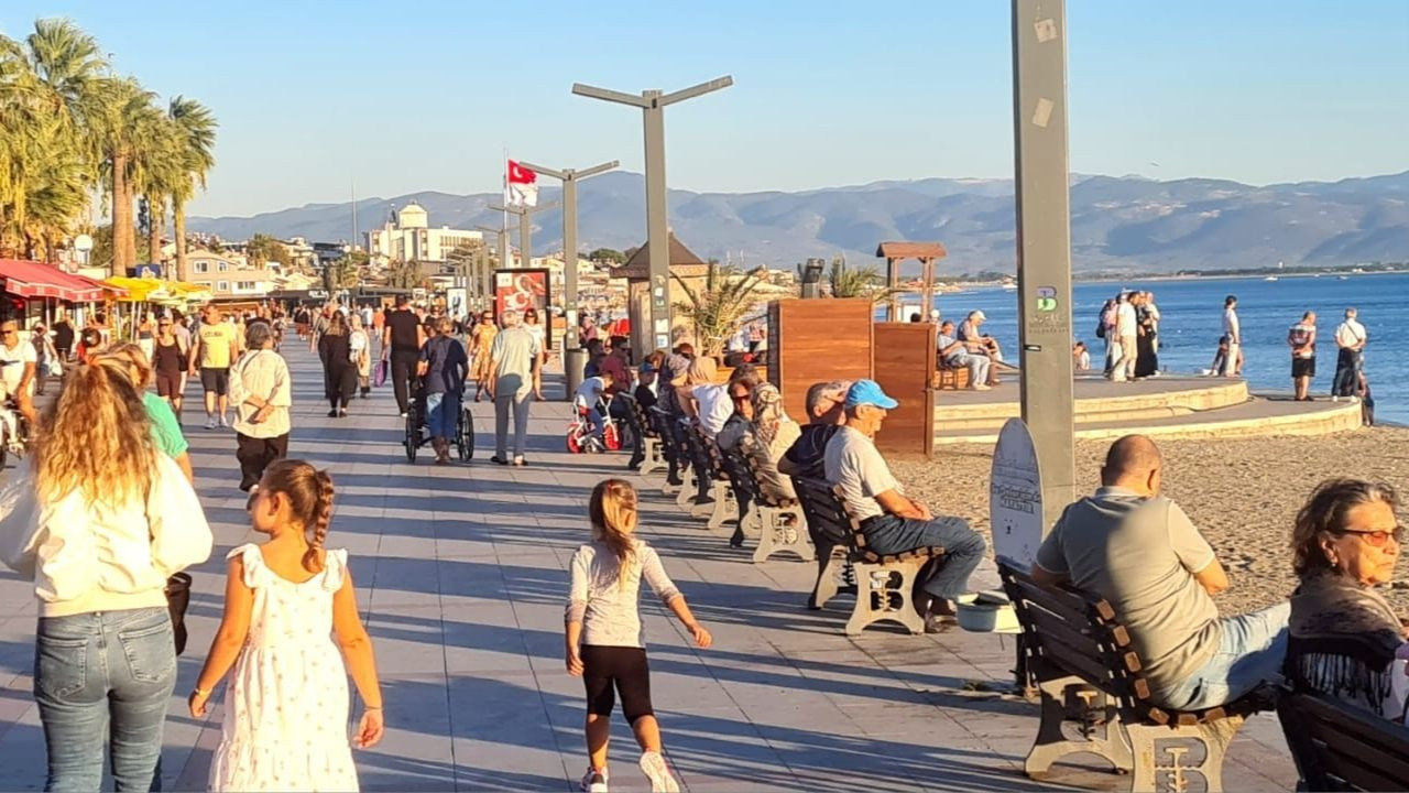 Akçay’da Yaz Bitmedi, Sahil Yine Doldu Taştı