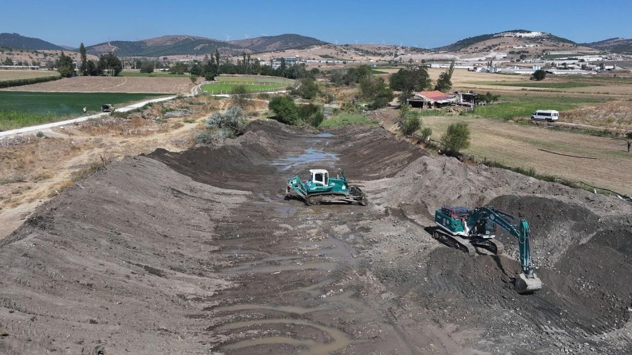 Altıeylül'de Ortaca Deresi Islah Çalışması Devam Ediyor