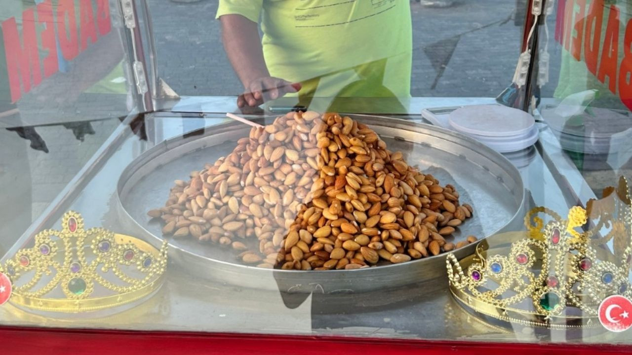 Ayvalık’ta Yazın Tadı Buzlu Bademle Çıkıyor