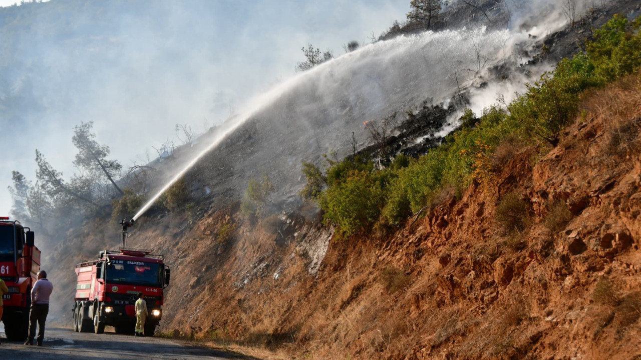 GÜNCELLEME - Balıkesir'de kaza yapan aracın neden olduğu orman yangınına müdahale ediliyor